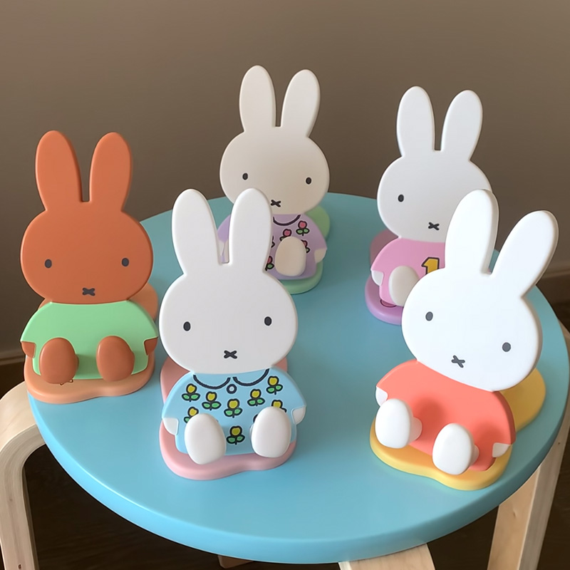 Tablet Cute Accessories - ミッフィーのキャラクターが描かれた、伸縮式で折りたたみ可能なスマートフォンスタンド。モバイル端末やタブレットに対応し、高さ調節が可能。かわいらしいアクセサリーとして、友人への誕生日プレゼントにも最適。